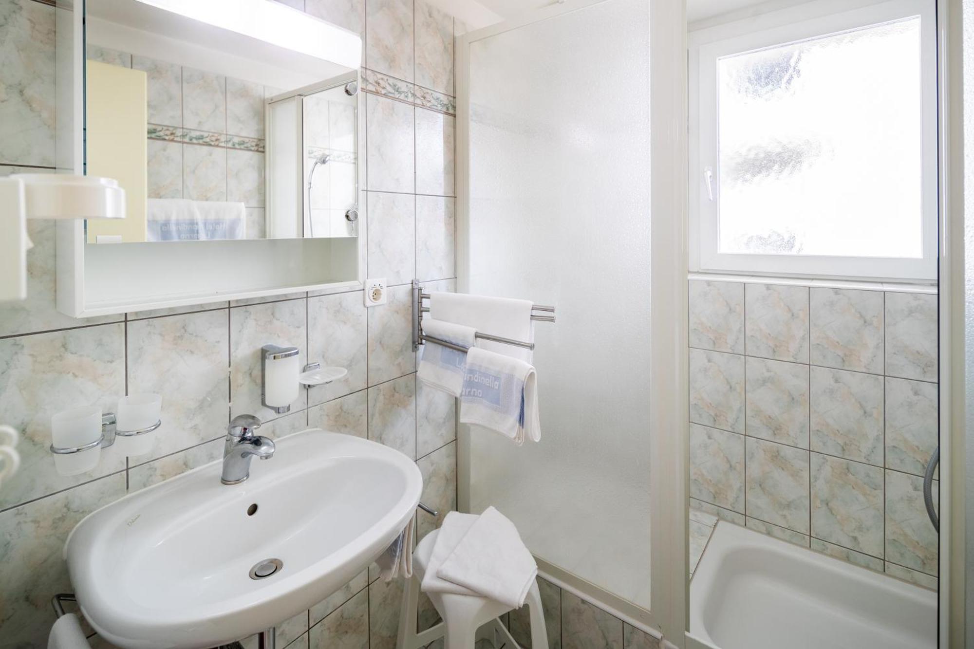 Hotel Rondinella Locarno Pokoj fotografie